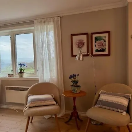 Hus Med Bat, Naerhet Til Og Pulpit Rock