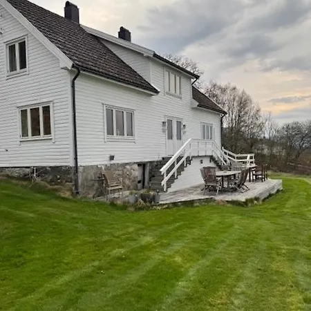 Hus Med Bat Pa Jorpeland, Naerhet Til Og Pulpit Rock *