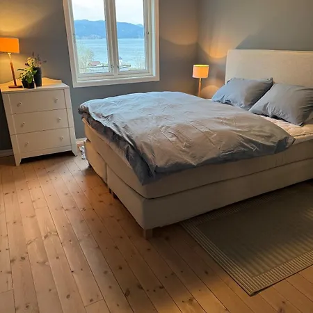 Hus Med Bat, Naerhet Til Og Pulpit Rock Jorpeland