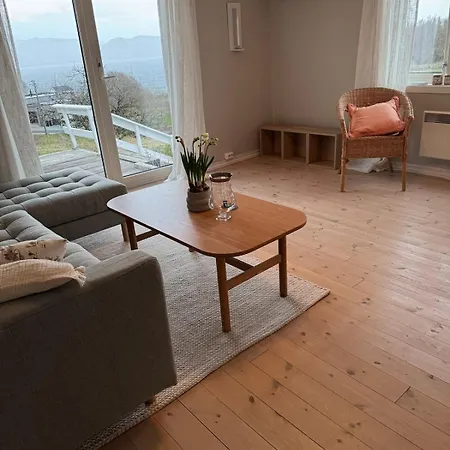 Hus Med Bat, Naerhet Til Og Pulpit Rock Jorpeland
